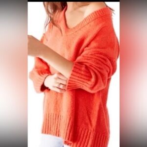 Free People Brookside Tunic
Sweater Love Light. Size XS, Small & Ex-Large